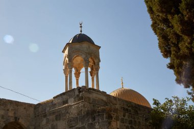 Peygamberin Kubbesi 'nin, Hz. Muhammed' in peygamberlere ve meleklere, İsrail ve Mir 'ay gecesi cennete çıkmadan önce dua ettirdiği bir yer olduğuna inanılır. Kudüs, İsrail