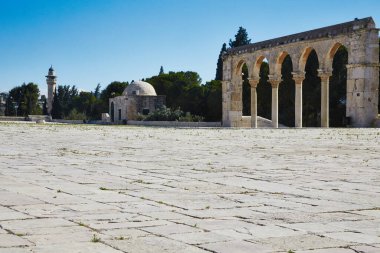 Qanatir, Arched Gates veya 'The Scales', Kubbe of Rock Platformu 'nu çevreleyen kemerli yapılardır. Artık kıyamet günü, tartı tam yerine oturtulur, ya da kemer sıvanır.