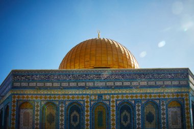 Kayanın Kubbesi 'nin dekorasyonu, İslami türbe: dış duvarlar geometrik desenlerle kaplıdır. Eski Kudüs şehrinde. Tapınak Dağı.