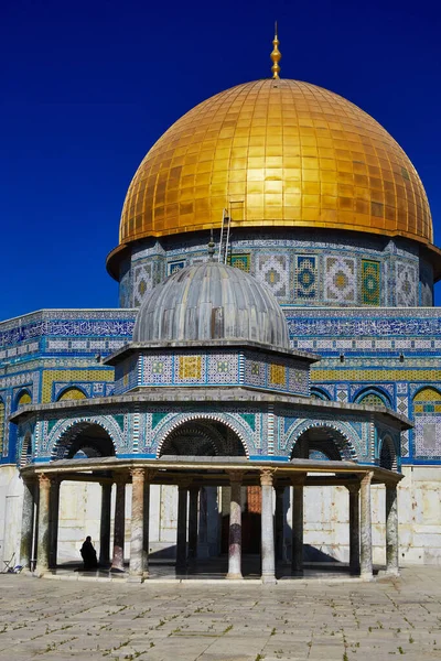 Kubbe 'nin Zinciri Kaya Kubbesi' nin dışında, Tapınak Dağı. Kubbe 'nin hemen doğusunda, Kudüs' ün Eski Şehri 'nde bulunan kubbeli bir bina.