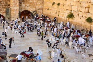 Kudüs, İsrail - 04 Temmuz 2021: Yahudiliğin en kutsal yeri olan Batı Ağlayan Duvar veya Kotel 'deki Ortodoks Yahudiler; Kudüs İsrail