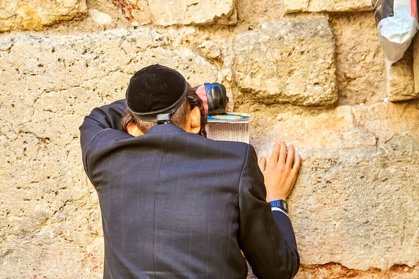 Orthodoxer Jüdischer Mann Betet Der Nähe Der Kleinen Klagemauer Westen — Stockfoto