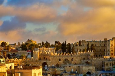 Şam Kapısı üzerinde gün doğumu ve Kudüs 'ün antik çatıları, İsrail