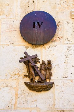 Via Dolorosa 'daki 4. istasyon - yas yolu: burada İsa, Meryem Ana ile tanışır. Spasm Leydimizin Ermeni Kilisesi bu alanın duvarlarının arkasında yer almaktadır. Kudüs 'ün eski şehri, İsrail