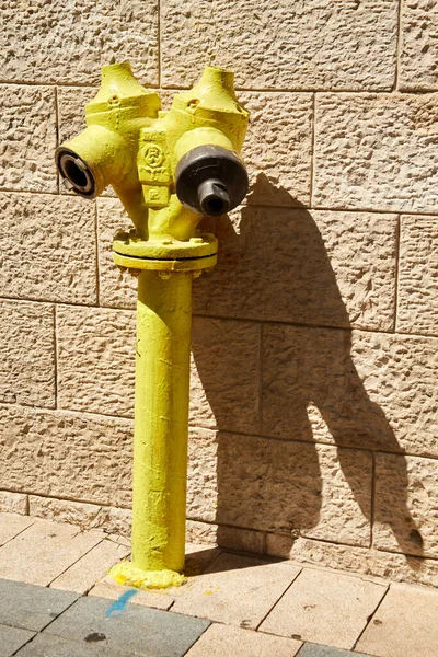 Κίτρινος Κρουνός Έξω Την Ηλιόλουστη Μέρα Ιερουσαλήμ Ισραήλ — Φωτογραφία Αρχείου