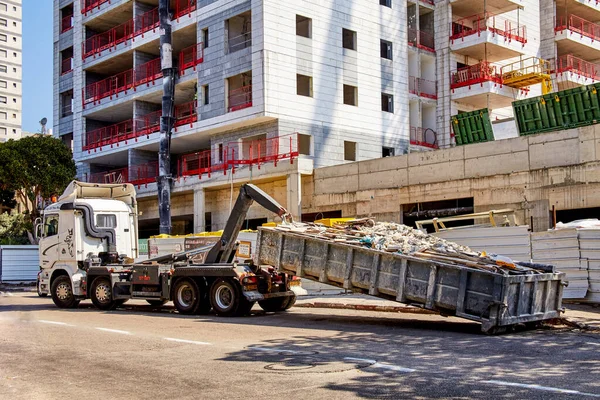 Hayfa - 12 Temmuz 2021: İnşaat çöplüğü şantiyelerde görülen en yaygın konteynırdır. Bu büyük, üstü açık çöp bidonları birden fazla amaca hizmet edebilir.