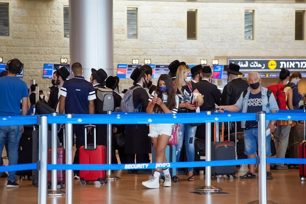 tel aviv - Ağustos 01, 2021: Havacı Ben Gurion 'daki insanlar