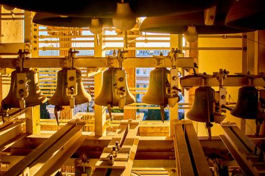 Kudüs ve otel bahçelerinin muhteşem manzaralı tarihi çan kulesindeki carillon çanları. Carillon perküsyon idiyofonudur. YMCA Kulesi, Kudüs, İsrail