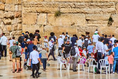 Kudüs, İsrail - 22 Eylül 2021: Yahudiliğin en kutsal yeri olan Batı Ağlama Duvarı veya Kotel 'deki Ortodoks Yahudiler; Kudüs İsrail