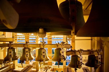 Kudüs ve otel bahçelerinin muhteşem manzaralı tarihi çan kulesindeki carillon çanları. Carillon perküsyon idiyofonudur. YMCA Kulesi, Kudüs, İsrail