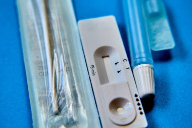 Hızlı ve basit bir şekilde COVID-19 antijeni evde 15 dakika içinde sonuç verir. Burun çubuğu kullanarak. mavi arkaplan