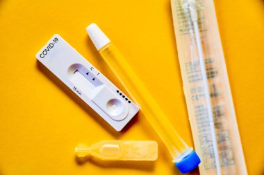 Hızlı ve basit bir şekilde COVID-19 antijeni evde 15 dakika içinde sonuç verir. Burun çubuğu kullanarak.