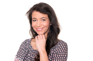  Orta yaşlı kadın gülümsüyor 