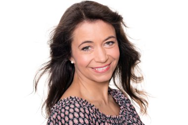  Orta yaşlı kadın gülümsüyor 