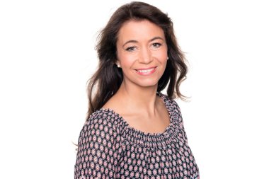  Orta yaşlı kadın gülümsüyor 