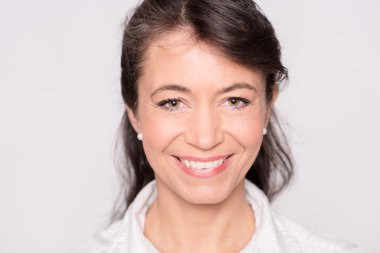 gülümseyen orta yaşlı kadın