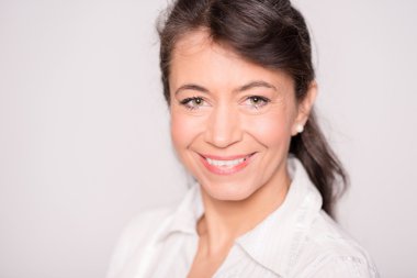 gülümseyen orta yaşlı kadın