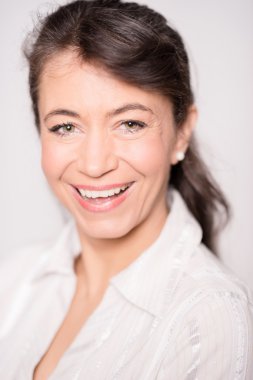 gülümseyen orta yaşlı kadın