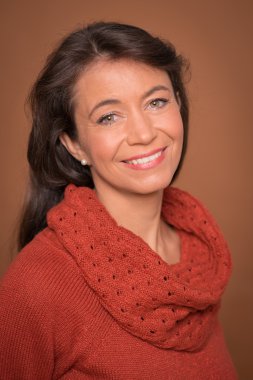 Orta yaşlı kadın kılığında 