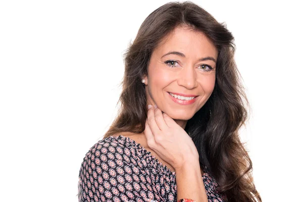  Orta yaşlı kadın gülümsüyor 