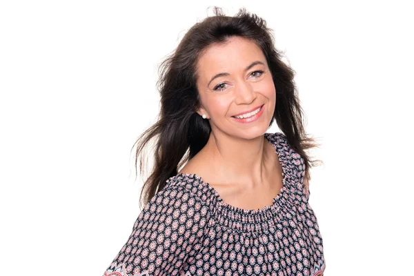  Orta yaşlı kadın gülümsüyor 