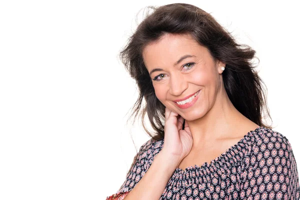  Orta yaşlı kadın gülümsüyor 