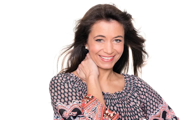  Orta yaşlı kadın gülümsüyor 