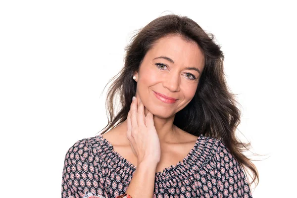  Orta yaşlı kadın gülümsüyor 