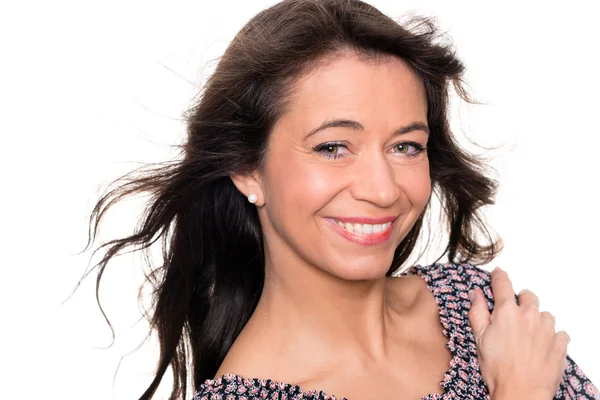  Orta yaşlı kadın gülümsüyor 