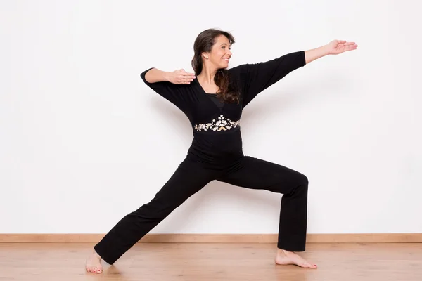 Vrouw doet yoga — Stockfoto