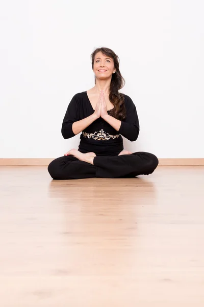 Vrouw doet yoga — Stockfoto