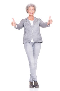 başparmak gösterilen kadın