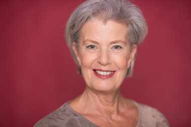 Gülümseyen mutlu seior kadın 