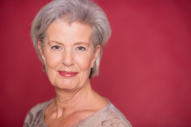 Gülümseyen mutlu seior kadın 