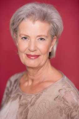 Gülümseyen mutlu seior kadın 