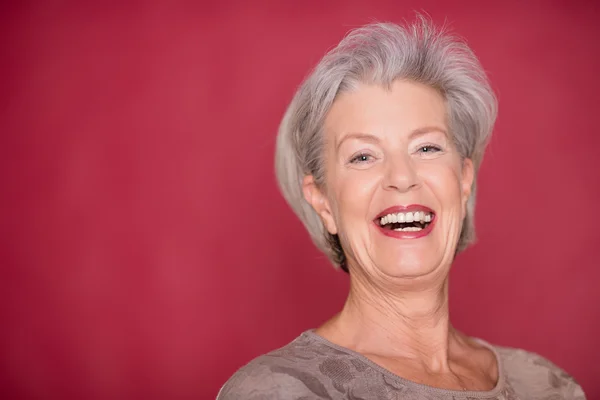 Feliz mulher sénior sorrindo — Fotografia de Stock