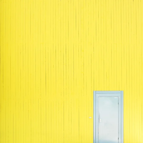 Gelbe Wand mit Tür — Stockfoto