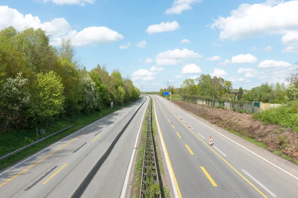 Пустое шоссе с голубым небом — стоковое фото