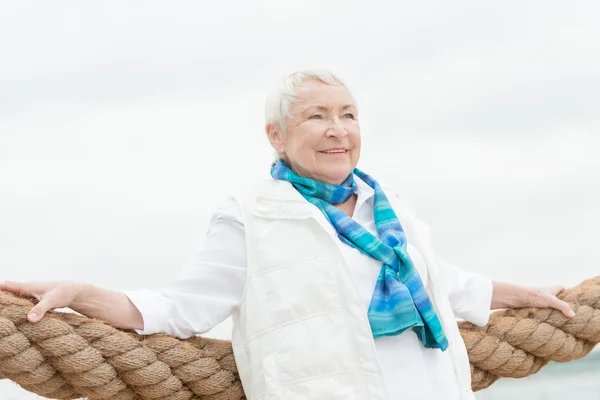 Lachende senior vrouw — Stockfoto