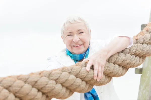 Lachende senior vrouw — Stockfoto