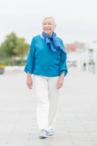 Mosolygó idősebb nő — Stock Fotó