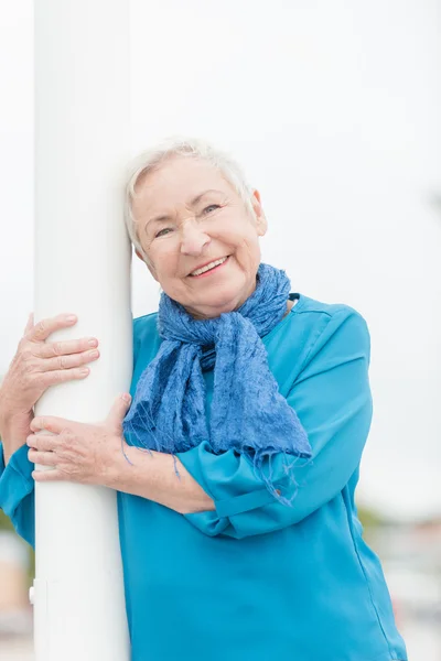 Sorridente donna anziana — Foto Stock