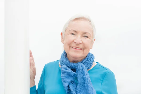 Lachende senior vrouw — Stockfoto