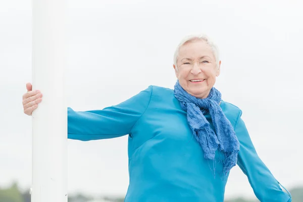 Mulher idosa sorridente — Fotografia de Stock