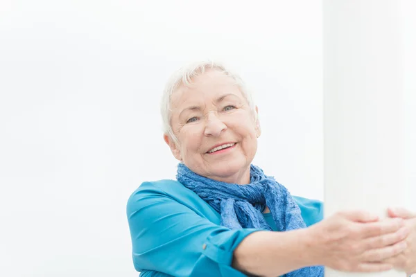 Lächelnde Seniorin — Stockfoto