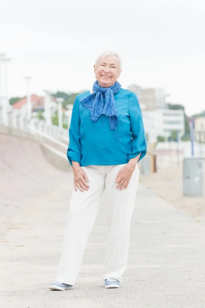 Mujer mayor sonriente — Foto de Stock