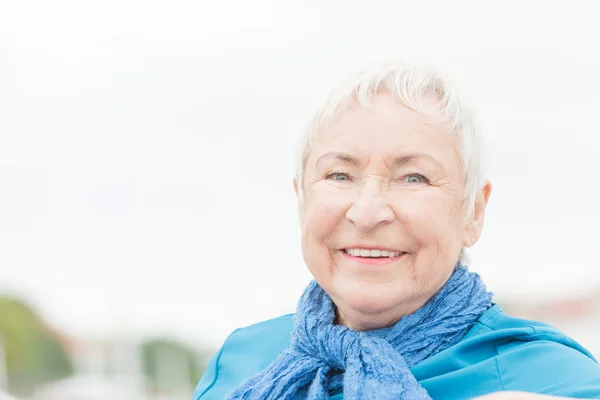 Mujer mayor sonriente — Foto de Stock