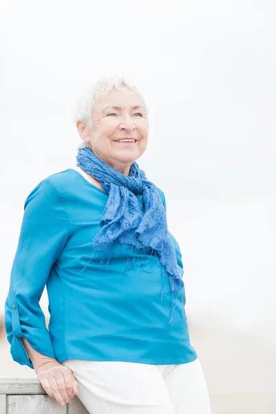 Leende äldre kvinna — Stockfoto