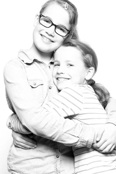 幸せの笑みを浮かべて姉妹 — ストック写真