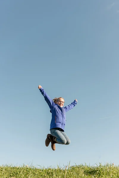 Schattig springen meisje — Stockfoto